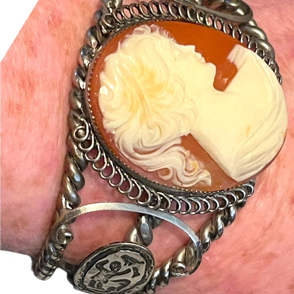 Vintage Lovely Large Resin Cameo realistic look Heavy chunky Bangle - Picture 3 of 8